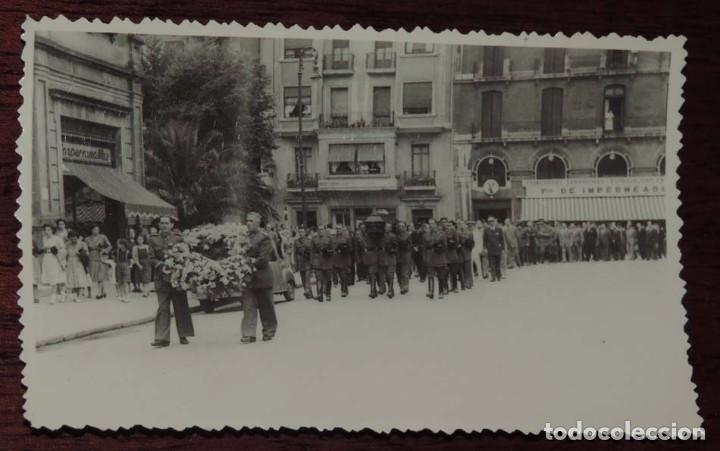 Cartoline: FOTOGRAFIA DE SAN SEBASTIAN, A&Ntilde;OS 40, DESFILE DE LA GUARDIA CIVIL POR LAS CALLES CON MOTIVO DE UN FU