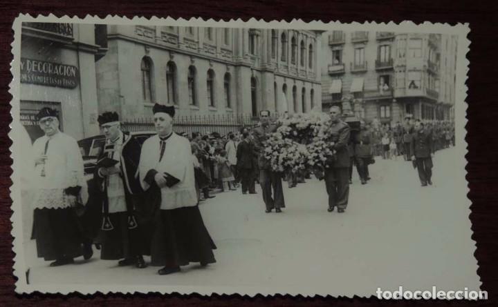 Cartoline: FOTOGRAFIA DE SAN SEBASTIAN, A&Ntilde;OS 40, DESFILE DE LA GUARDIA CIVIL POR LAS CALLES CON MOTIVO DE UN FU