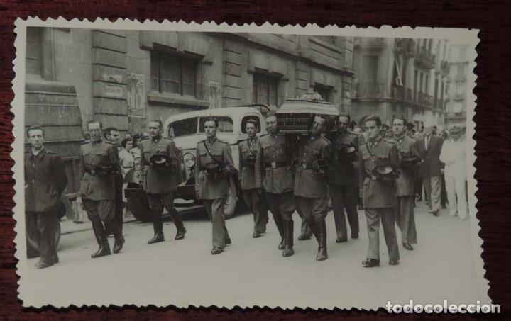 Cartoline: FOTOGRAFIA DE SAN SEBASTIAN, A&Ntilde;OS 40, DESFILE DE LA GUARDIA CIVIL POR LAS CALLES CON MOTIVO DE UN FU