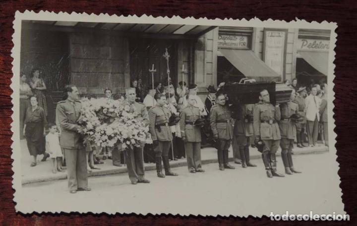 Cartoline: FOTOGRAFIA DE SAN SEBASTIAN, A&Ntilde;OS 40, DESFILE DE LA GUARDIA CIVIL POR LAS CALLES CON MOTIVO DE UN FU