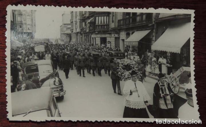 Cartoline: FOTOGRAFIA DE SAN SEBASTIAN, A&Ntilde;OS 40, DESFILE DE LA GUARDIA CIVIL POR LAS CALLES CON MOTIVO DE UN FU