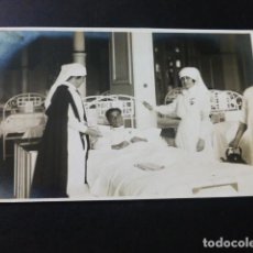 Postales: SAN SEBASTIAN HOSPITAL DE LA CRUZ ROJA ENFERMERAS CON HERIDO DE LA GUERRA DE MARRUECOS. Lote 183497571