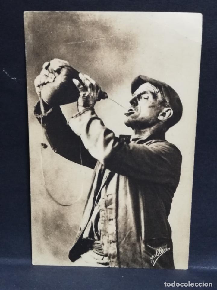 Postais: TARJETA POSTAL DE PAYS BASQUE. BUVEUR A LA GOURDE.