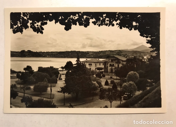 Postcards: FUENTERRABIA (Guip&uacute;zcoa) Postal No.13, Jardines Ugarte. Al fondo Hendaya. Edita: foto Galarza