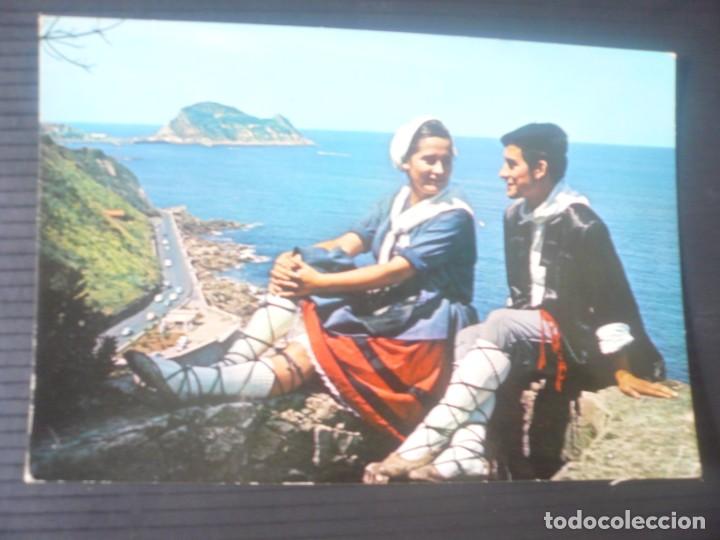 Cartoline: Pareja T&iacute;pica-Zarauz, al fondo Guetaria.