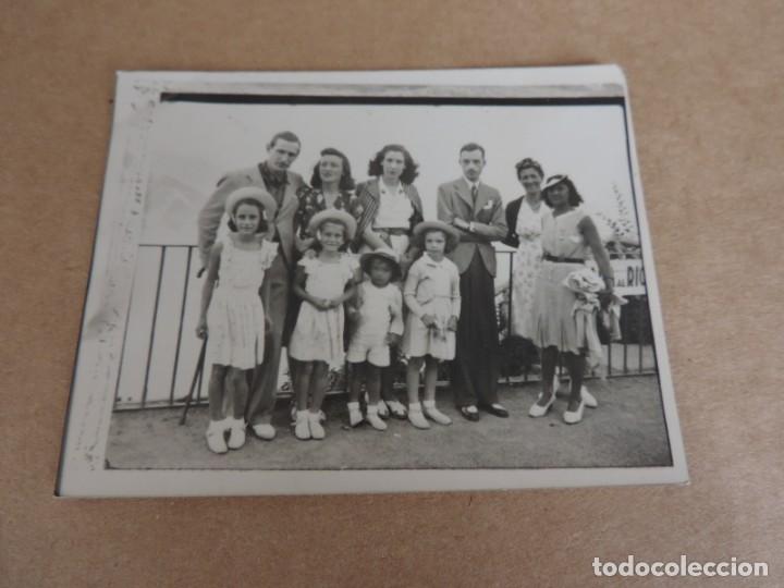 Cartoline: FOTOGRAFIA DEL REY JUAN CARLOS I, JUNTO A SU HERMANO Y LAS INFANTAS, MIDE 10 X 7,5 CMS.
