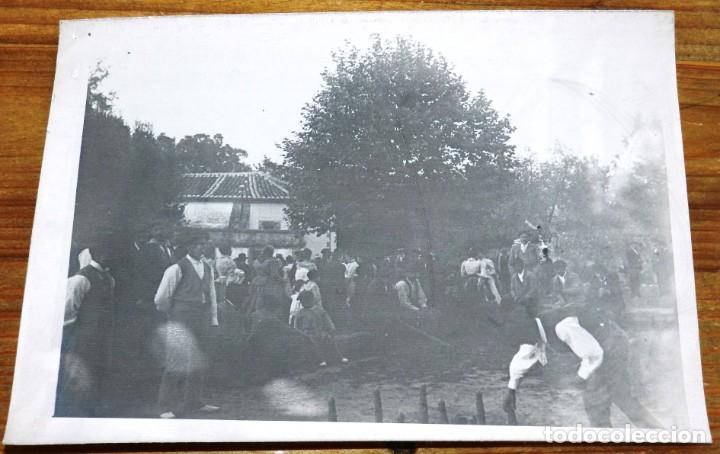 Cartoline: FOTOGRAFIA DE FIESTAS PATRONALES, JUGANDO A LOS BOLOS, PARECE PAIS VASCO, A&Ntilde;OS 1920, MIDE 16 X 11,5