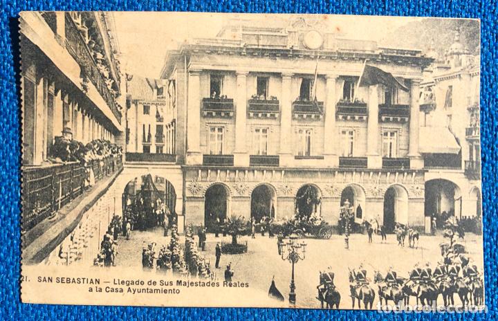 Postales: SAN SEBASTIAN - LLEGADA DE SUS MAJESTADES AL AYUNTAMIENTO - CIRCULADA PRINCIPIOS S. XX