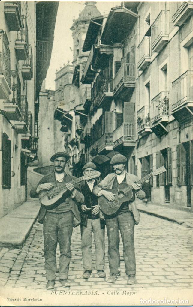 Postales: FUENTERRABIA. CALLE MAYOR. RONDALLA VASCOS CON GUITARRA. HACIA 1910.