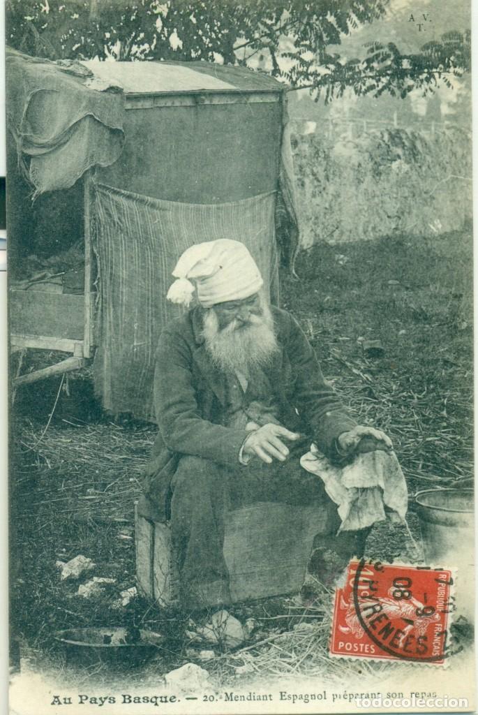 Cartes Postales: PAIS VASCO. MENDIGO ESPA&Ntilde;OL PREPAR&Aacute;NDOSE LA COMIDA. CIRCULADA EN 1908. POSTAL FRANCESA. RARA.