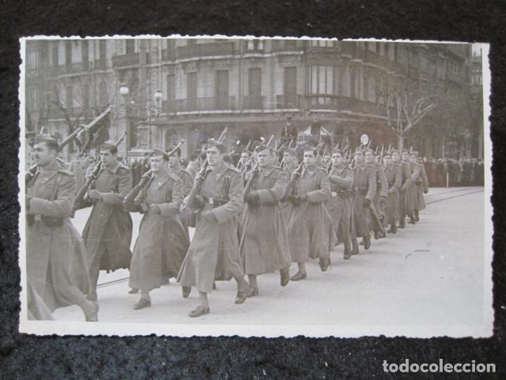 Cartoline: SAN SEBASTIAN-MILITARES-DESFILE MILITAR-FOTOGRAFICA FOTOCAR-POSTAL ANTIGUA-(93.976)