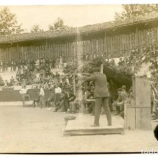 Postales: EIBAR, GUIPÚZCOA, COMPETICIÓN DE TIRO DE PICHÓN EN LA PLAZA DE TOROS, CIRCA 1920, POSTAL FOTOGRÁFICA