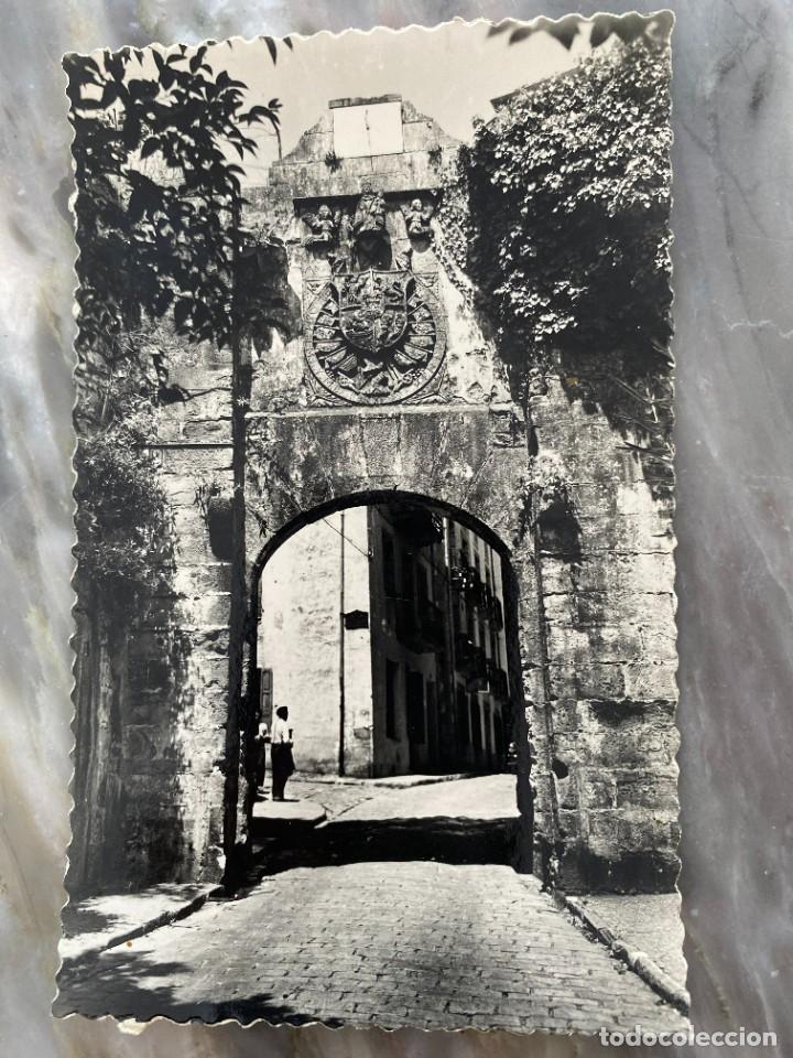 Postais: FOTO POSTAL DE FUENTERRABIA, N. 243, PUERTA PRINCIPAL, NO CIRCULADA, ED. AISA.