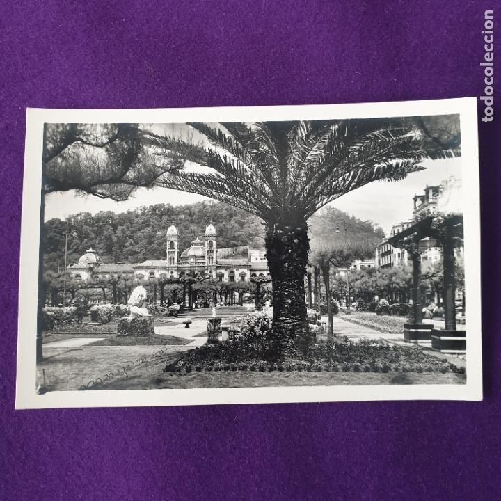 Postais: POSTAL DE SAN SEBASTIAN (GUIPUZCOA). JARDINES Y AYUNTAMIENTO.