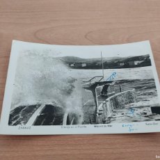 Postales: ZARAUZ - OLEAJE EN EL PUERTO - FOTO GAR - CIRCULADA EN 1959 - PINTADA
