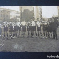Postales: BARCELONA POSTAL FOTOGRAFICA REAL SOCIEDAD SAN SEBASTIAN PARTIDO FUTBOL HACIA 1920. Lote 396282724