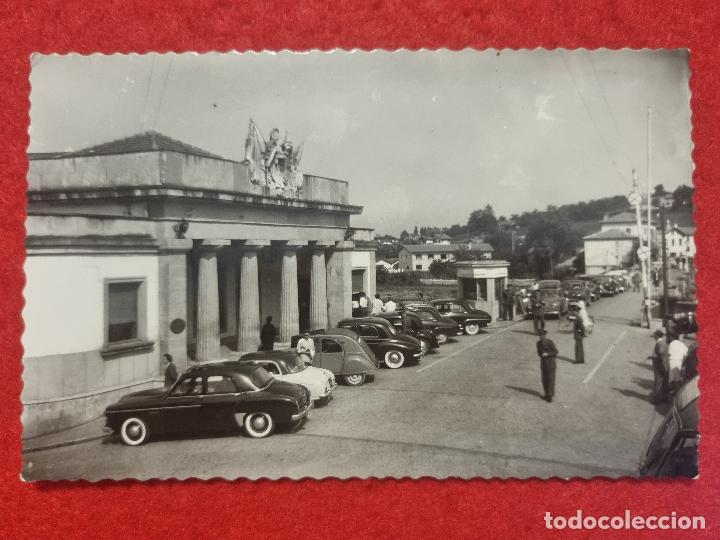 Cartoline: POSTAL BEHOBIA SAN SEBASTIAS ADUANA CON AUTOMOVILES CLASICOS ORIGINAL P1344