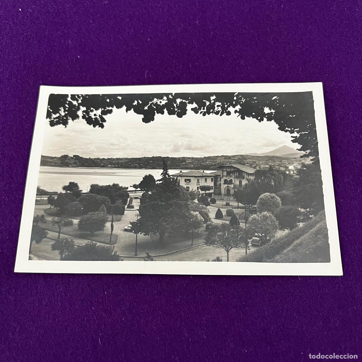 Postales: POSTAL DE FUENTERRABIA (GUIPUZCOA). JARDINES UGARTE. AL FONDO HENDAYA.