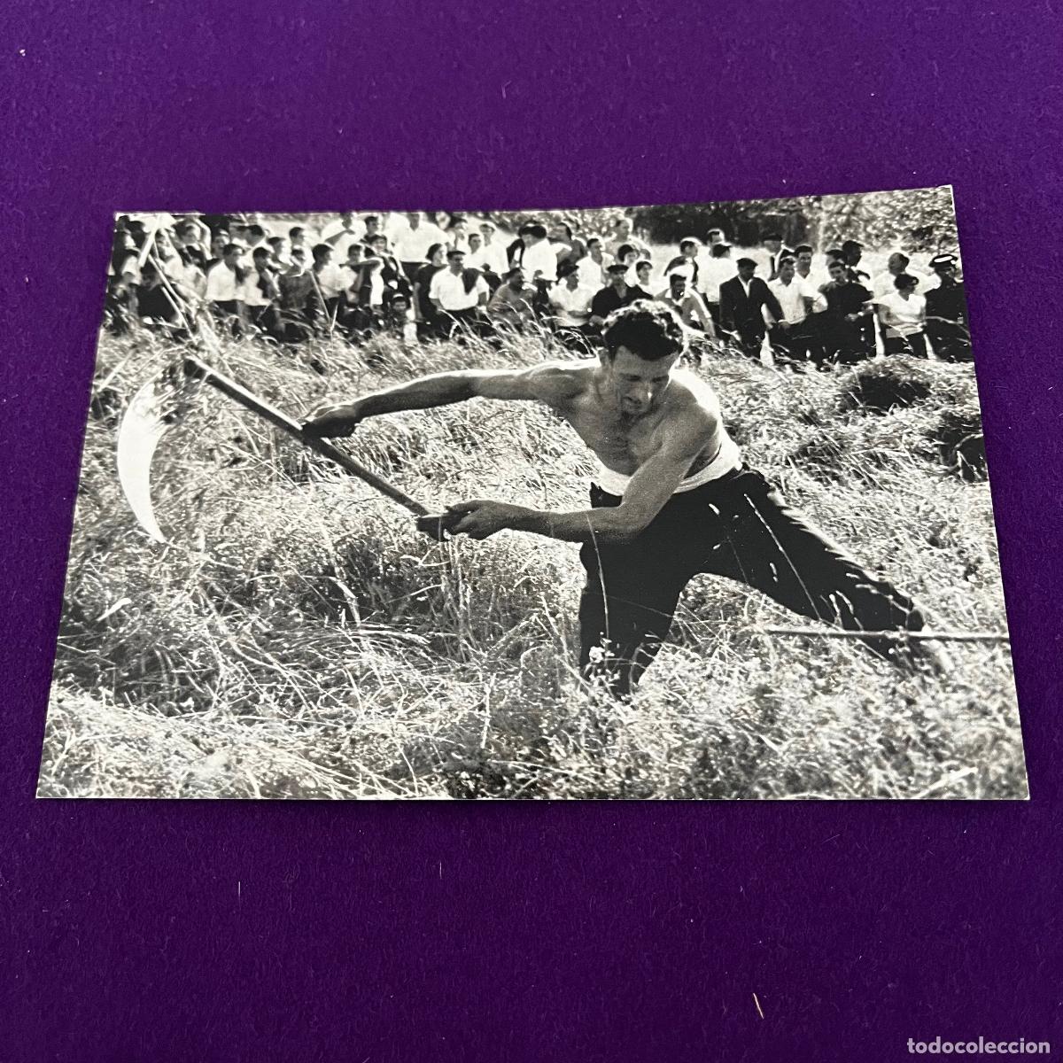 Postales: POSTAL DE DEPORTES VASCOS. N&ordm;3 CORTADOR DE HIERBA. EDITADA POR H. FOURNIER. VITORIA.