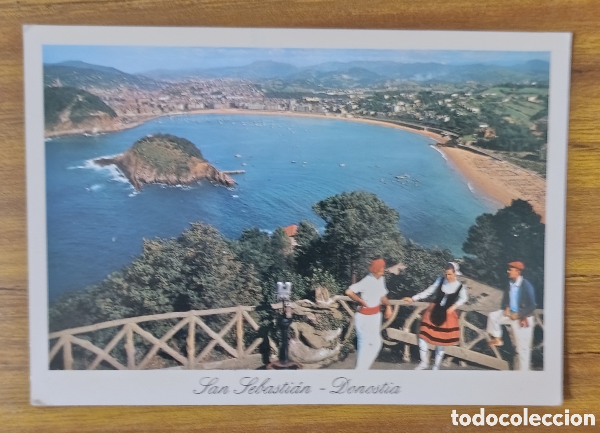Postales: Donostia - Vista desde Igueldo con trajes t&iacute;picos - Editorial Manipel (1970) - No circulada
