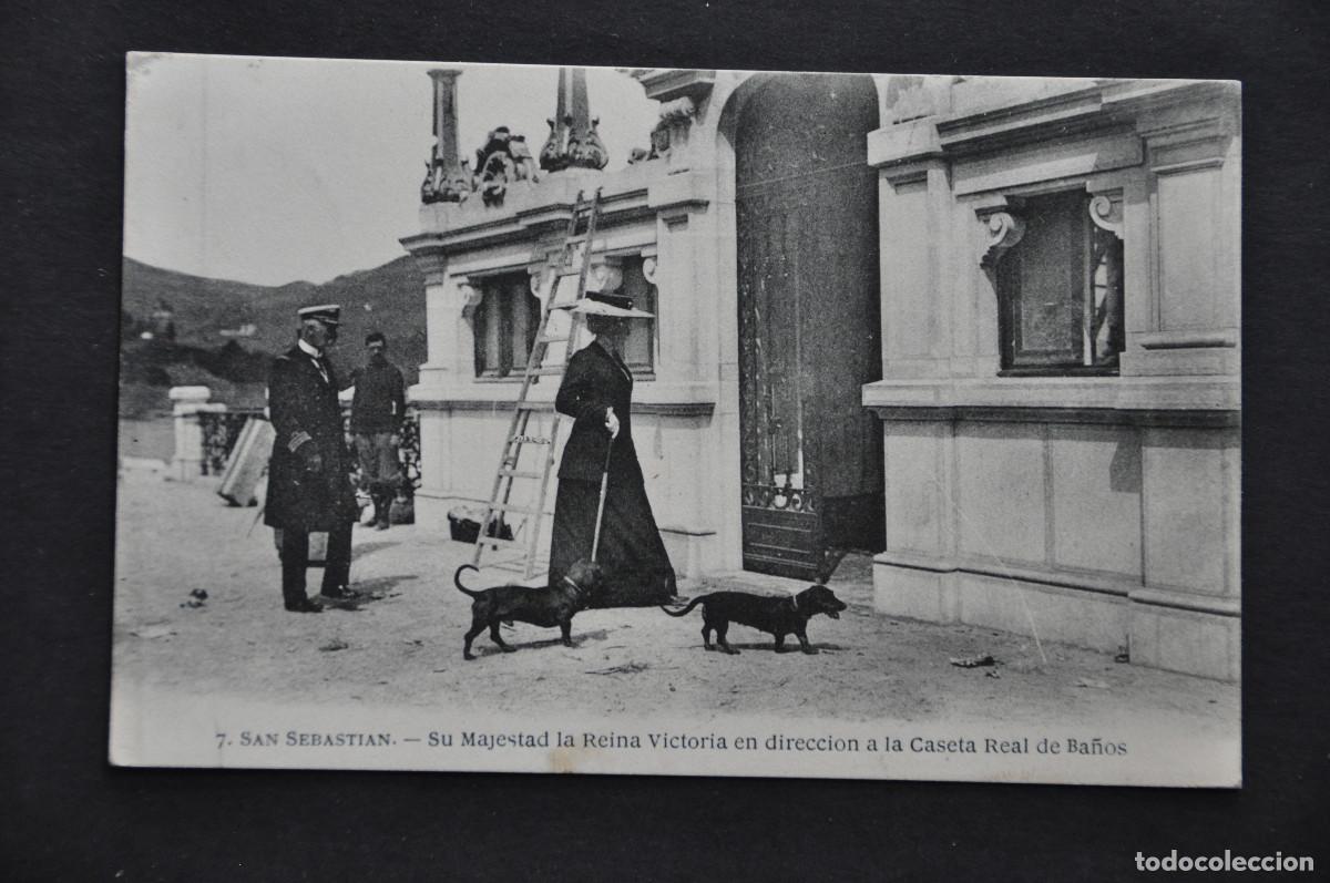 Postales: SAN SEBASTIAN -SU MAJESTAD LA REINA VICTORIA EN DIRECCI&Oacute;N A LA CASETA REAL DE BA&Ntilde;OS (MAVOR HERMANOS)