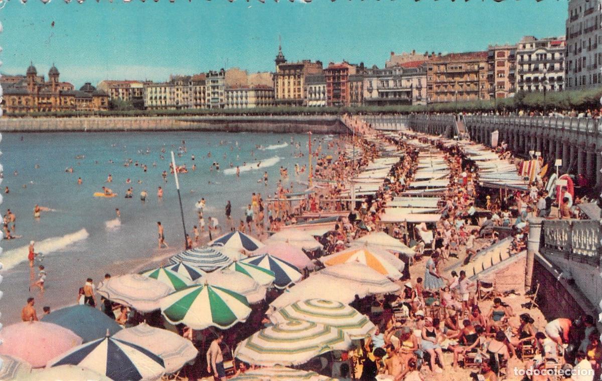 Postales: Postal de la Playa de La Concha en San Sebasti&aacute;n con Sombrillas 13