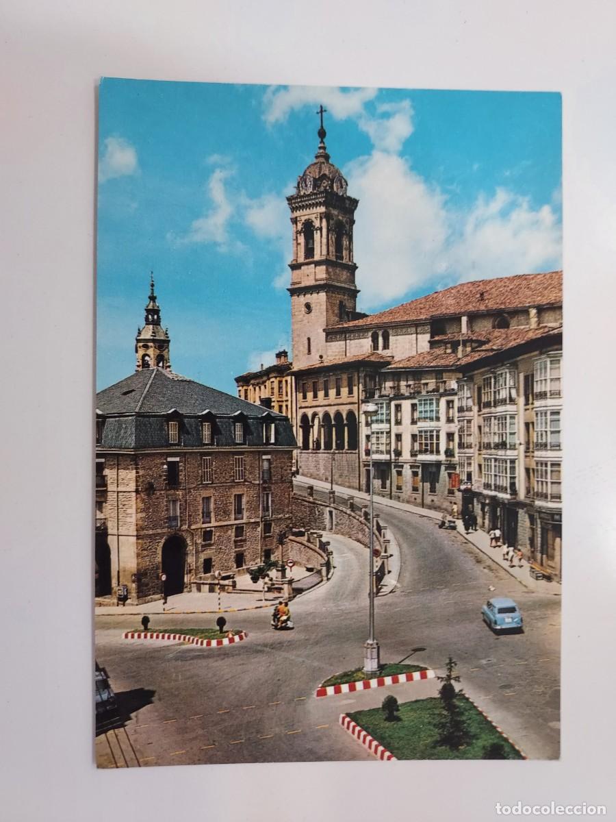 Postales: POSTAL VITORIA CUESTA DE SAN VICENTE. 1968. SIN CIRCULAR. MOTO VESPA X 2
