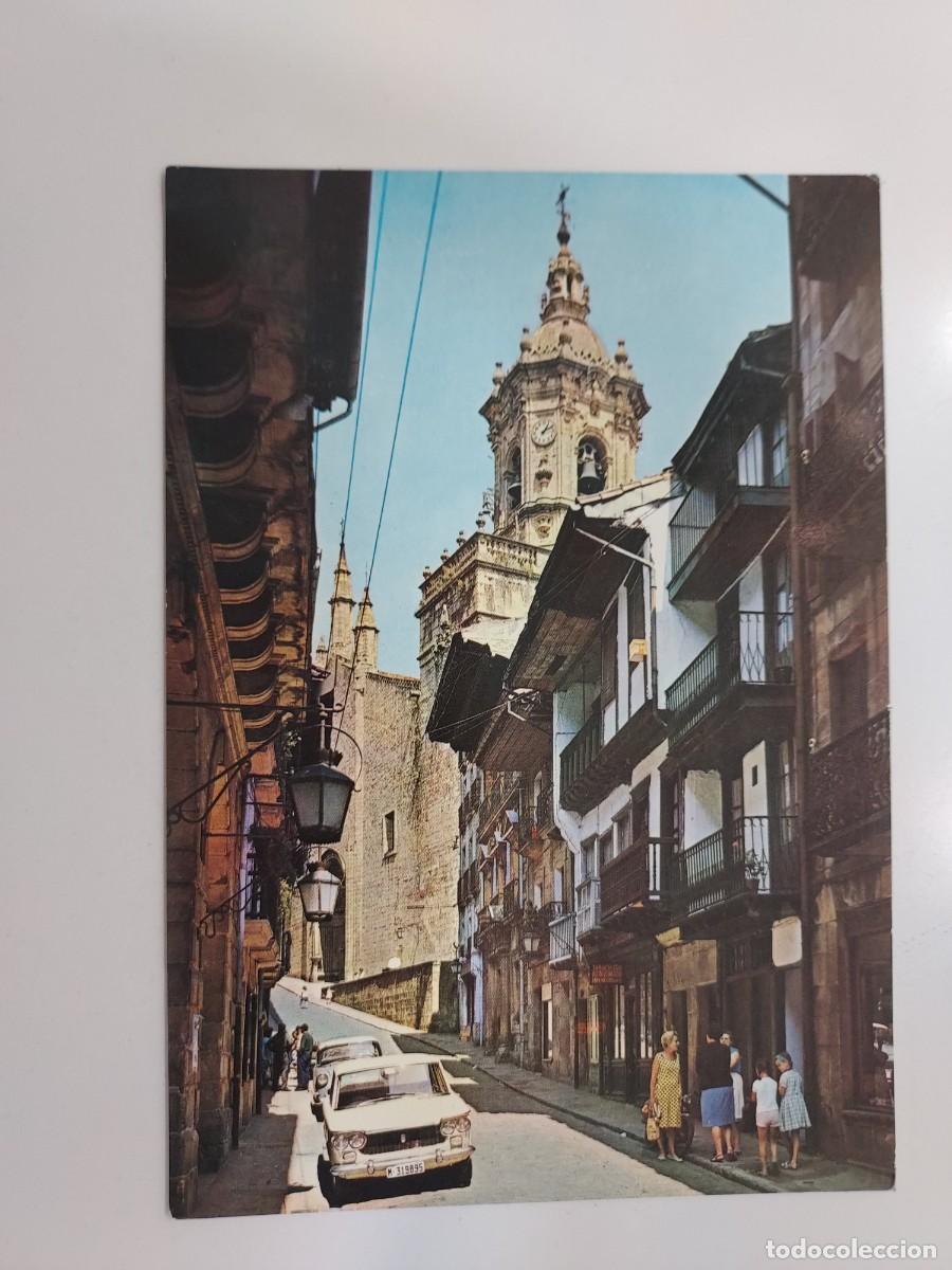 Postcards: POSTAL FUENTERRABIA CALLE MAYOR. 1965. SIN CIRCULAR. GUIPUZCOA. NI&Ntilde;AS SEAT 1500 RELOJ UNA Y DIEZ