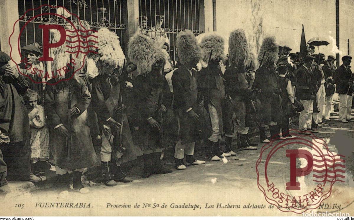 Postales: GUIPUZCOA. Fuenterrabia - Procesion de Na Sa de Guadalupe, Los Hacheros adelante de la Iglesia