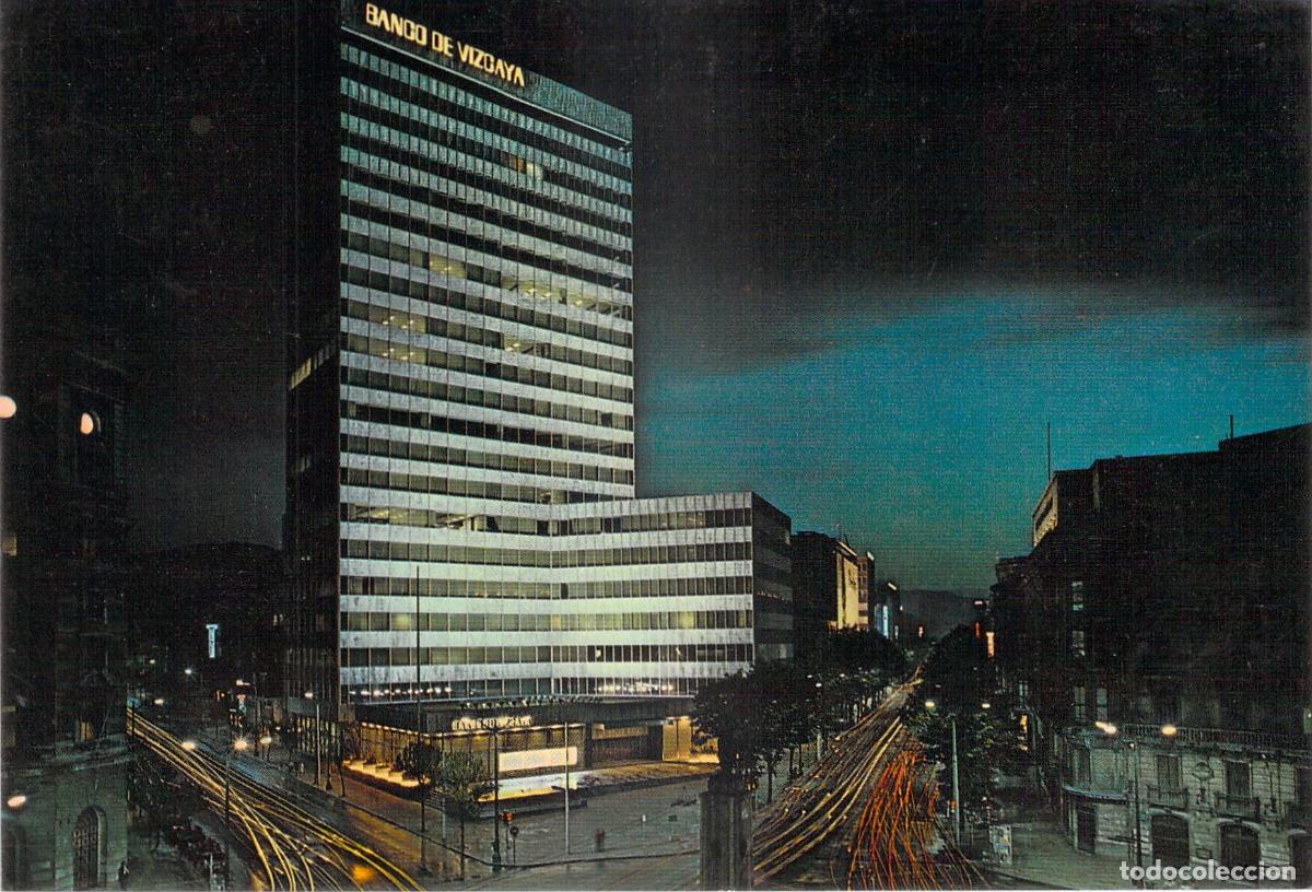 Postales: Postal de Bilbao Gran V&iacute;a con el Banco de Vizcaya de noche