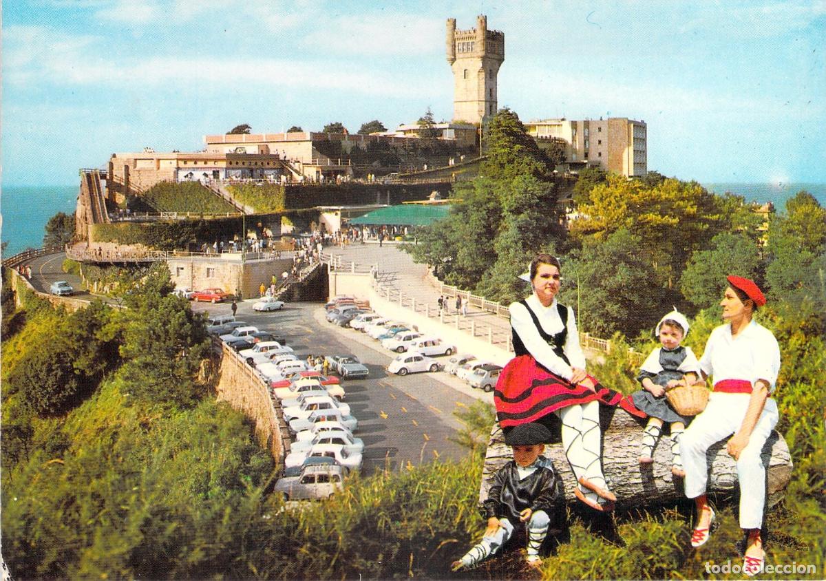 Postales: Postal de San Sebasti&aacute;n: Parque de Igueldo con familia en traje regional