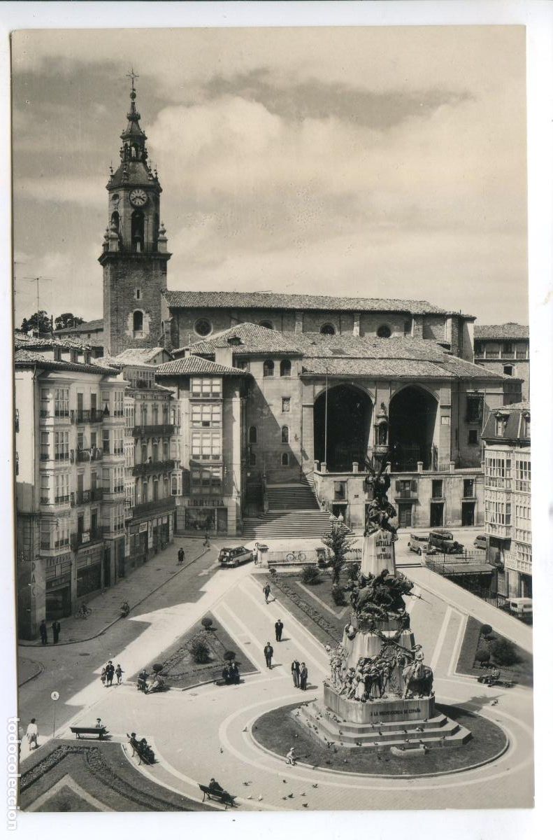 Postales: Vitoria n&ordm; 21. Plaza de la Virgen Blanca. Ediciones L. Monta&ntilde;es. Distribuidor Postales Victoria