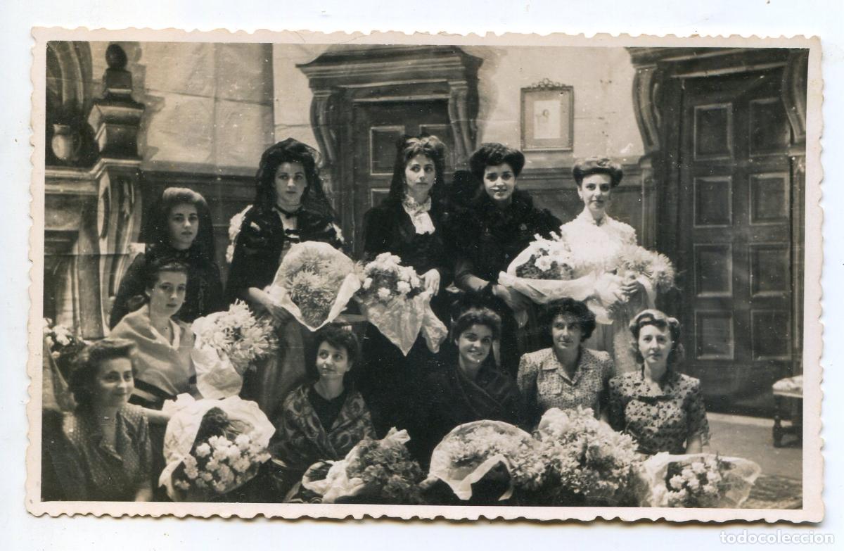 Postkarten: San Sebasti&aacute;n. Grupo de damas de la alta sociedad con ramos de flores en un decorado teatral, Marin