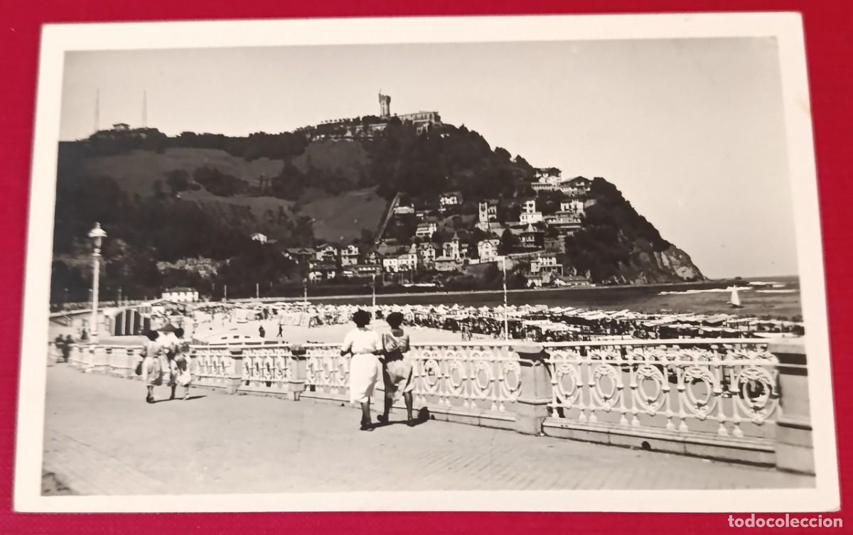 Postales: POSTAL FOTOGR&Aacute;FICA BAJADA PLAYA DE ONDARRETA - SAN SEBASTI&Aacute;N 1950