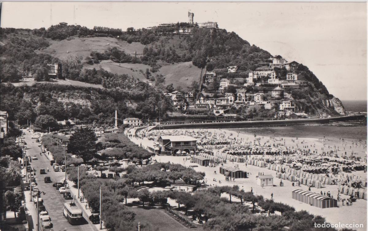 Postales: SAN SEBASTIAN, PLAYA DE ONDARRETA Y MONTE IGUELDO - MANIPEL - CIRCULADA 1960