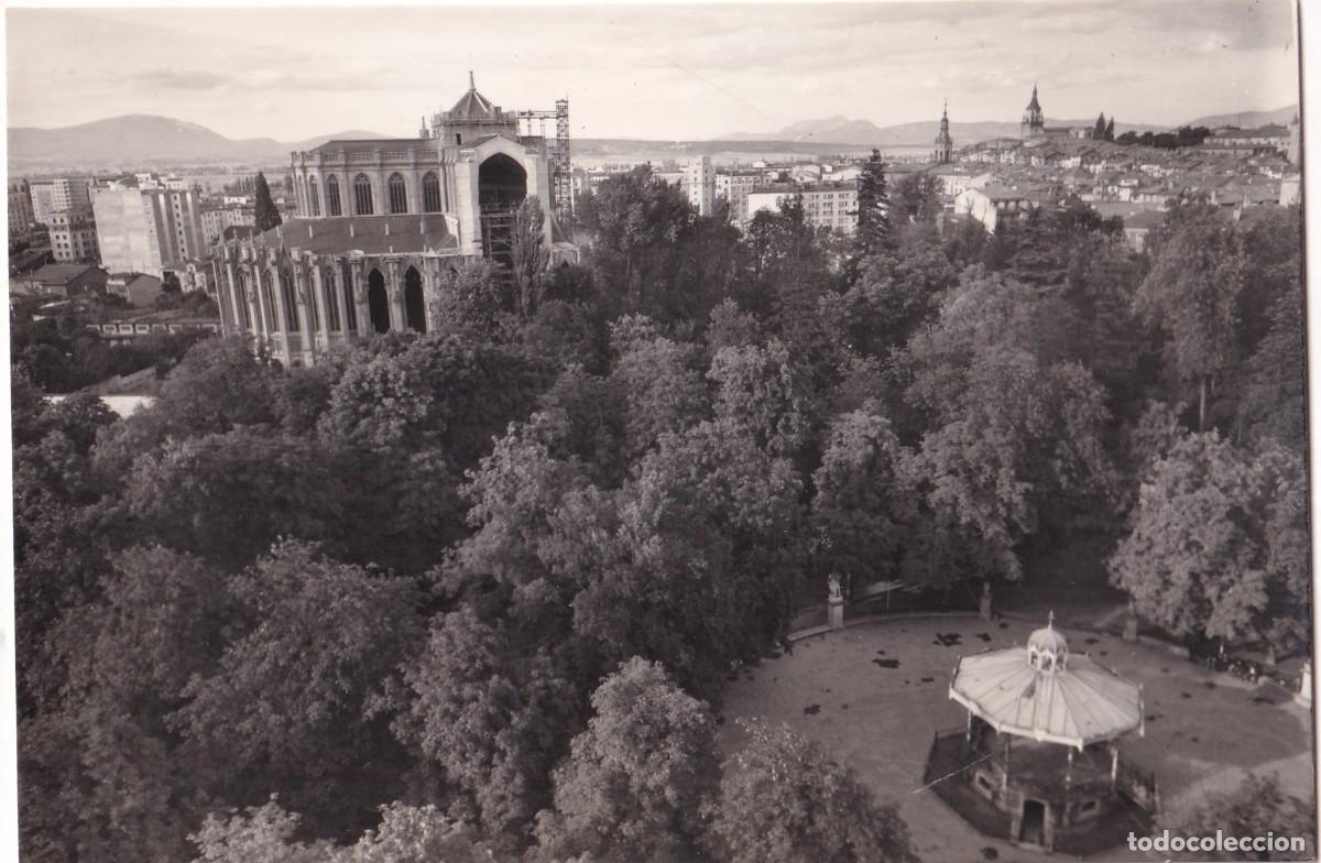 Cartoline: 72 Vitoria Panor&aacute;mica al fondo Catedral Nueva . Ediciones Paris. Sin circular.