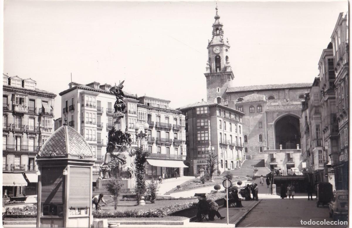 Postcards: 30 Vitoria Plaza de la Virgen Blanca . Ediciones Paris. Sin circular.