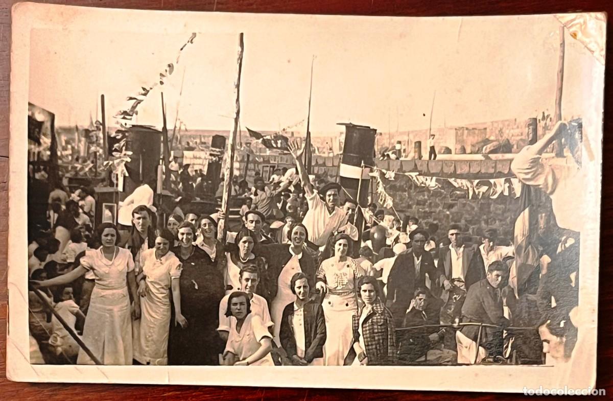 Postales: Foto postal hist&oacute;rica de Bermeo (Vizcaya) en 1934 muestra una multitud de vecinos y marineros