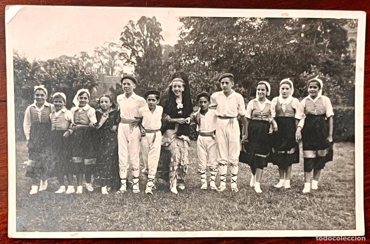 Postkarten: PA&Iacute;S VASCO, FOTOGRAF&Iacute;A POSTAL DE DANZARIS VASCOS Y MUJERES CON TRAJES REGIONALES, A&Ntilde;OS 30