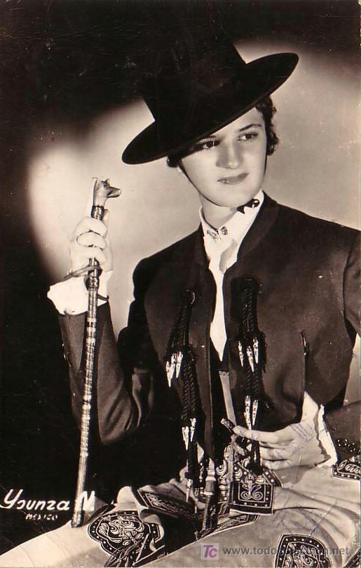 JOVEN CON TRAJE DE CAIRELES