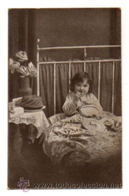 Cartoline: POSTAL PUBLICITARIA DE CHOCOLATE AMATLLER. NI&Ntilde;A COMIENDO CHOCOLATE.