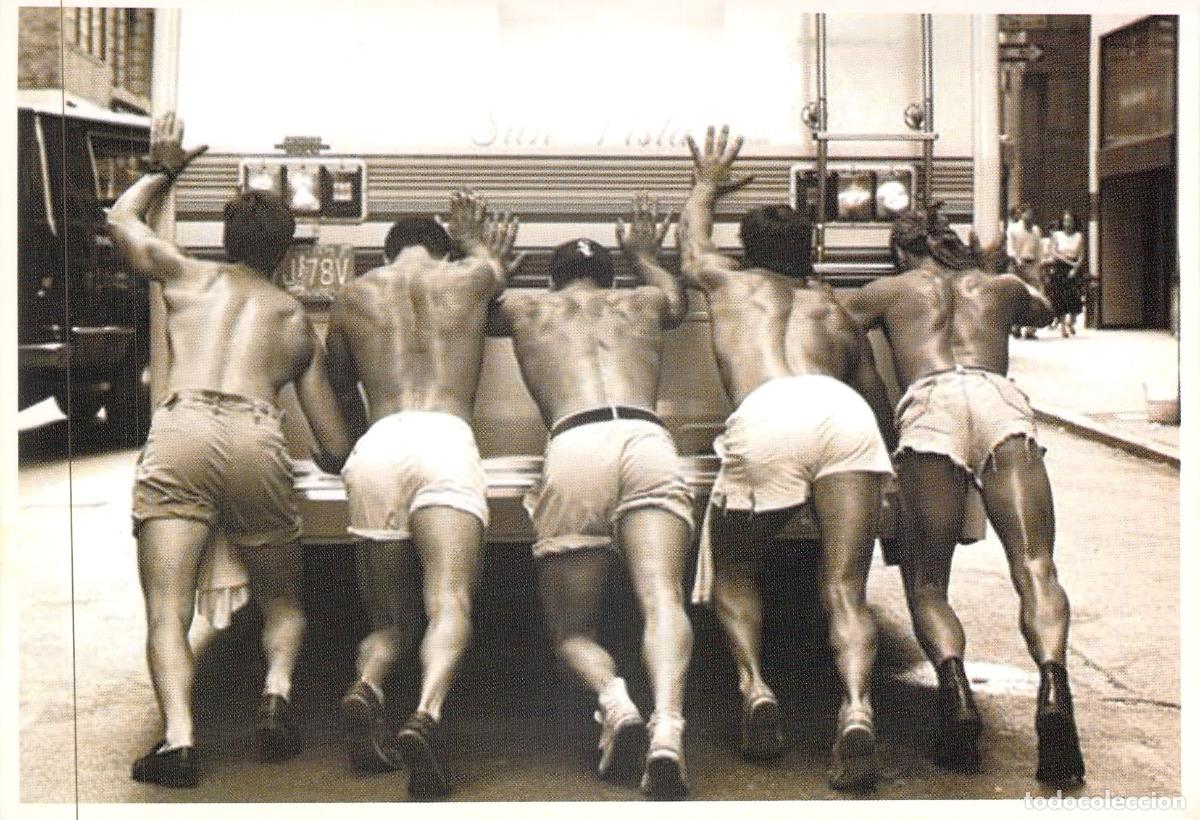 Postales: Postal de Hombres Empujando Cami&oacute;n - Postales del Milenio
