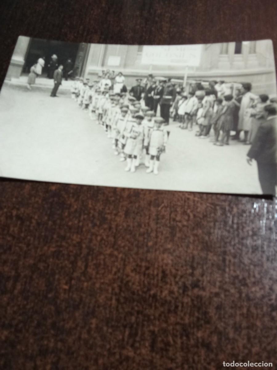Postales: Barcelona.1931.Tarjeta postal antigua con grupo de gente.