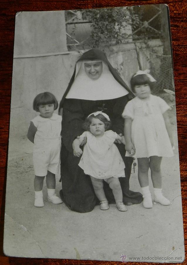 Postkarten: ANTIGUA FOTO POSTAL DE MONJA O RELIGIOSA JUNTO CON DOS ALUMNAS DEL COLEGIO, ESCRITA POR EL REVERSO,