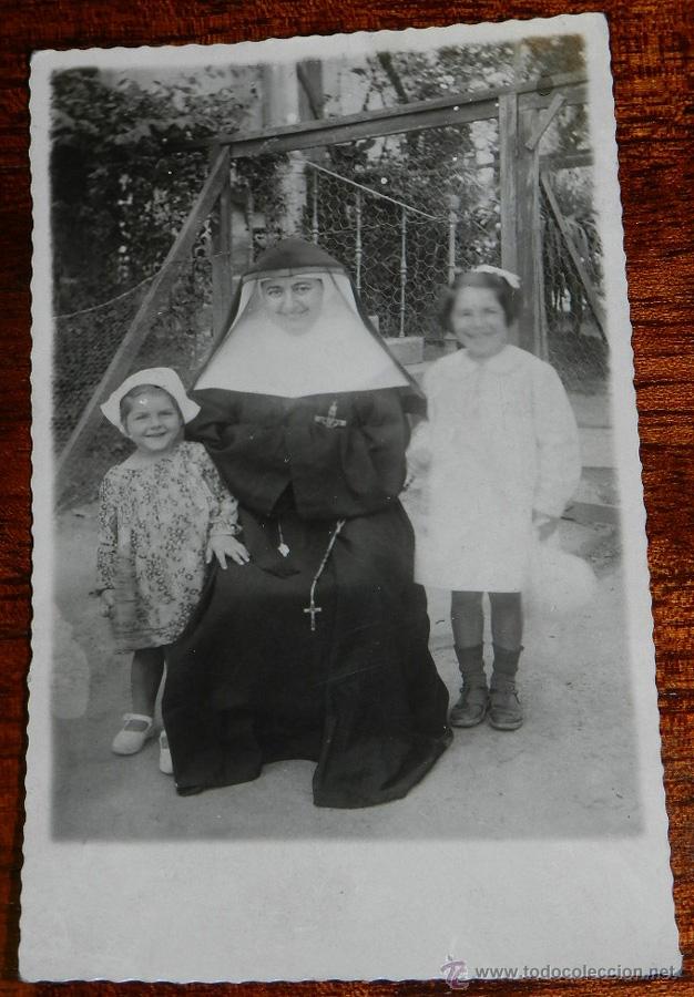 Postales: ANTIGUA FOTO POSTAL DE MONJA O RELIGIOSA JUNTO CON DOS ALUMNAS DEL COLEGIO, NO CIRCULADA.