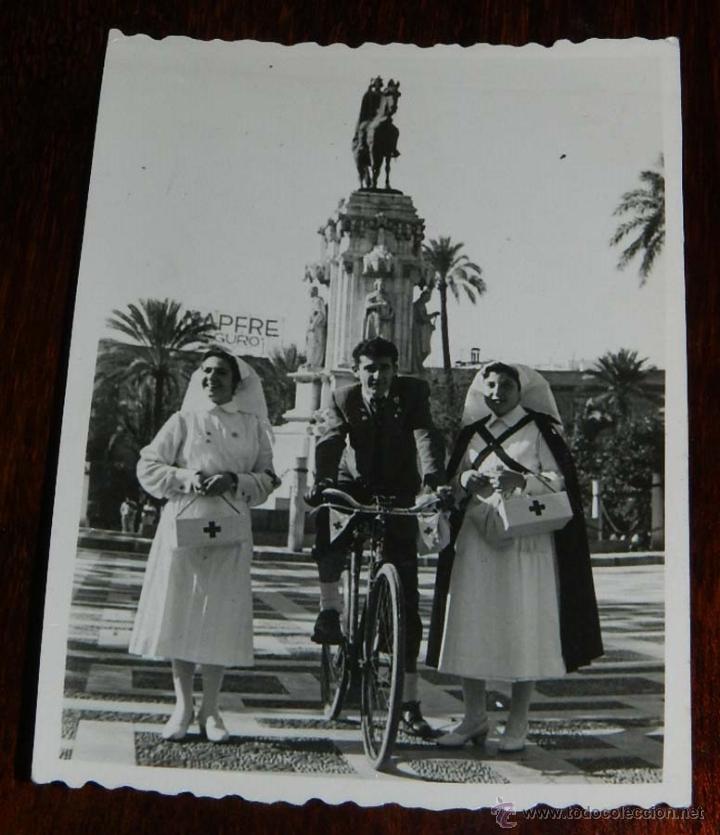Cartes Postales: FOTOGRAFIA DE MONJAS Y ENFERMERAS DE LA CRUZ ROJA, MIDE 8 X 6 CMS.