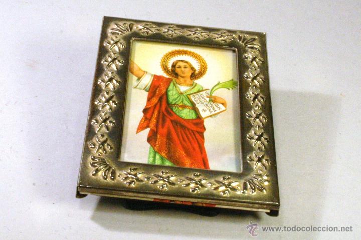Postais: Marco para fotos met&aacute;lico plateado con estampa religiosa 10x7,5 cm.