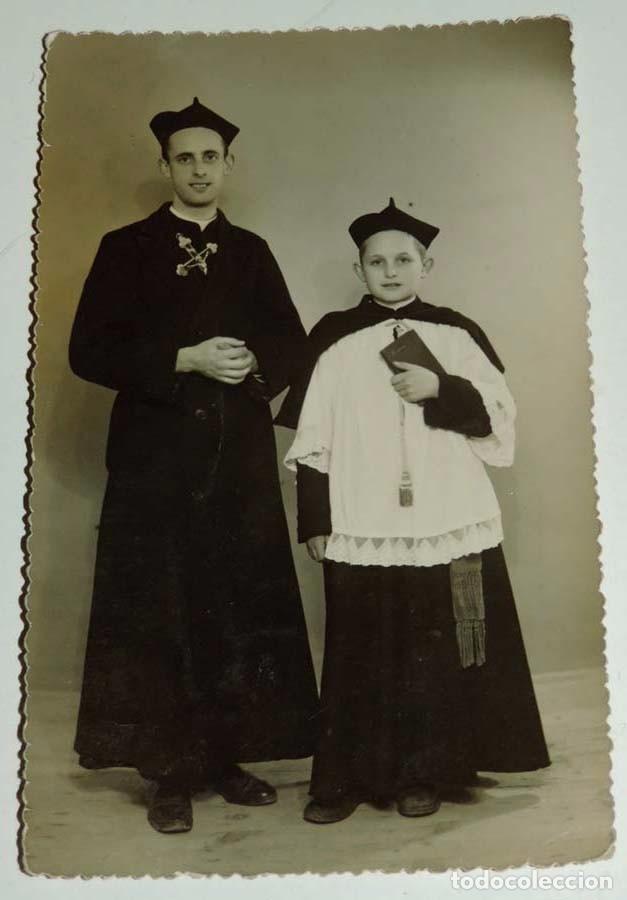 Postkarten: FOTO POSTAL DE SACERDOTE Y MONAGUILLO, REVERSO ESCRITO DESDE COMILLAS, CANTABRIA, ED. INFONAL, NO CI