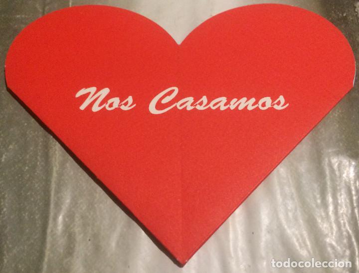 Postales: Invitaci&oacute;n a boda muy curiosa y original. Cerrada es un coraz&oacute;n, abierta es una flor gigante.
