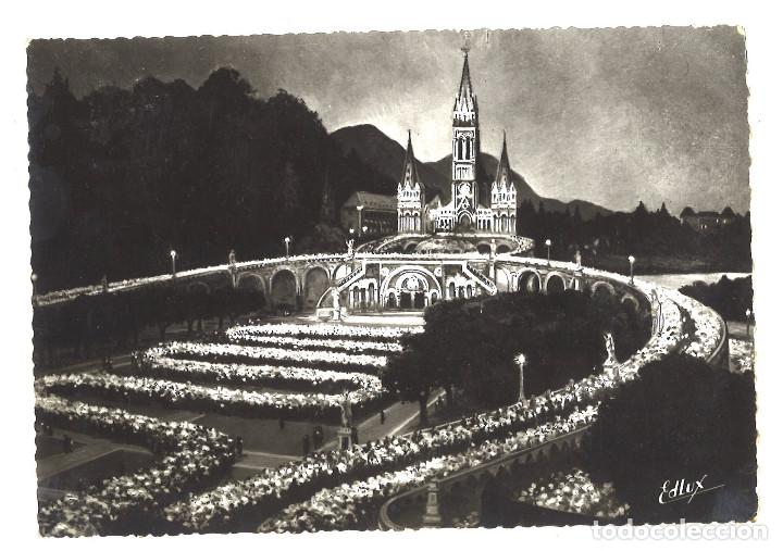 Postales: Bas&iacute;lica de Lourdes iluminada de noche. 1958